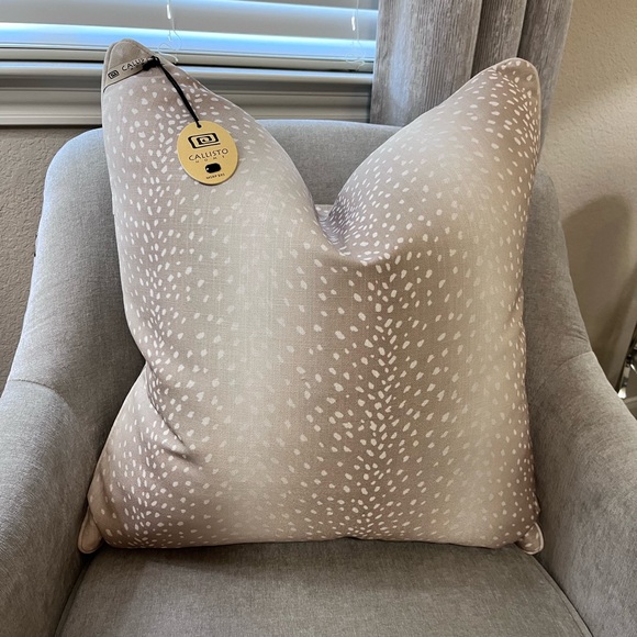 1-NWT CALLISTO HOME DECORATIVE PILLOW - Picture 4 of 16